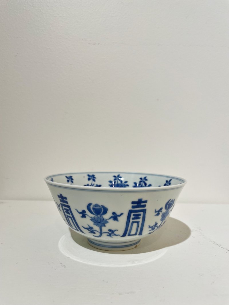 青花三多壽字紋碗 ⌈寳善齋製⌋底款 及盒 | A BLUE AND WHITE 'LOTUS AND SHOU' BOWL - 图3