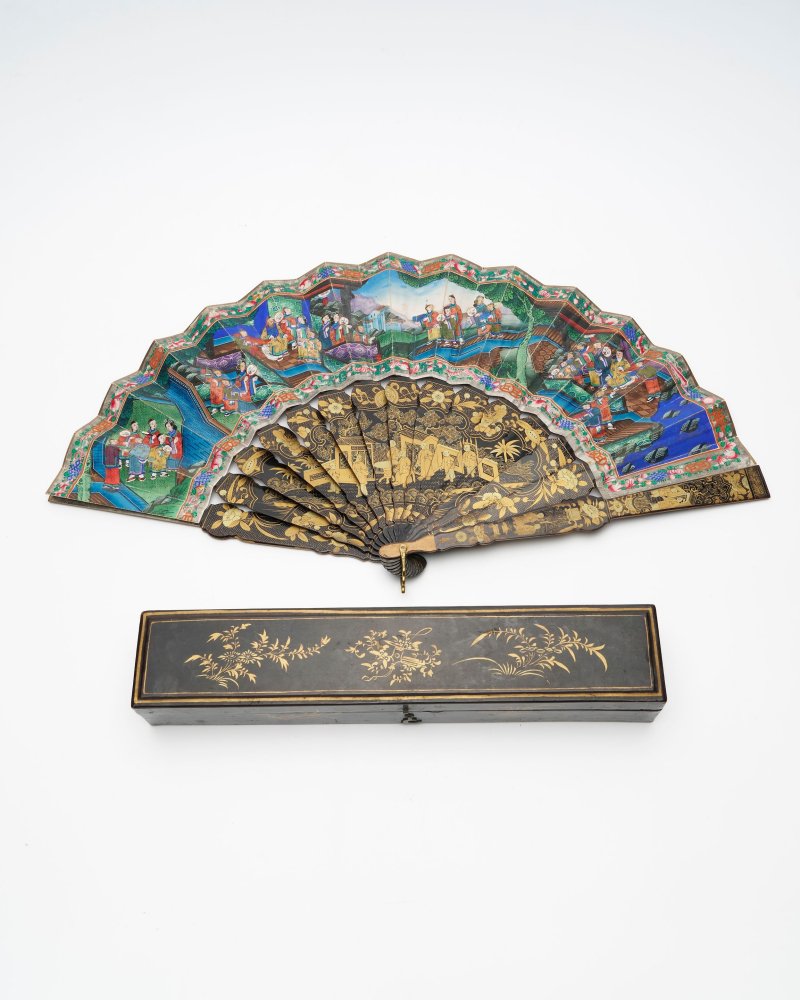 十九世紀中期 描金漆木彩繪紙本外銷扇 及描金黑漆木盒 | A PAINTED AND LACQUERED 'FIGURES' FAN - 图3