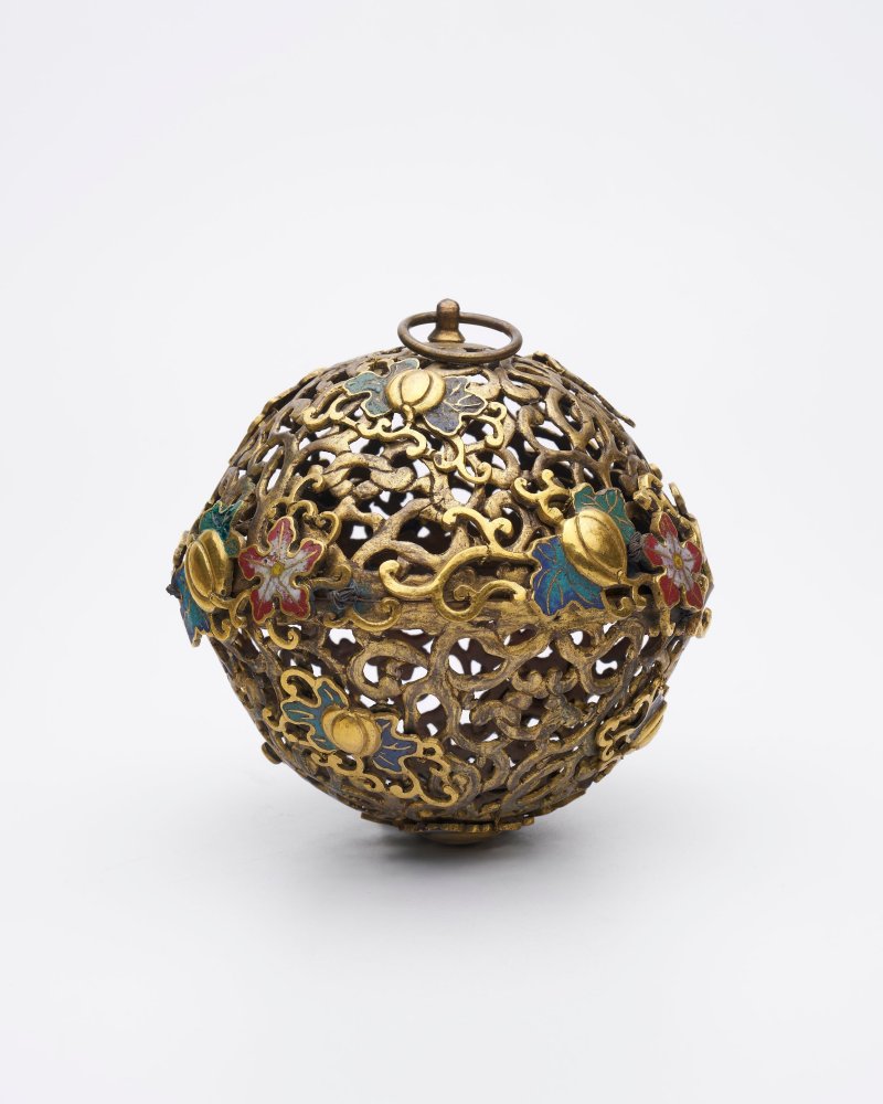 十八世紀 銅鎏金鏨胎琺琅瓜果紋香囊 | A CHINESE CHAMPLEVE-ENAMEL AND GILT COPPER SPHERICAL PERFUME HOLDER - 图1