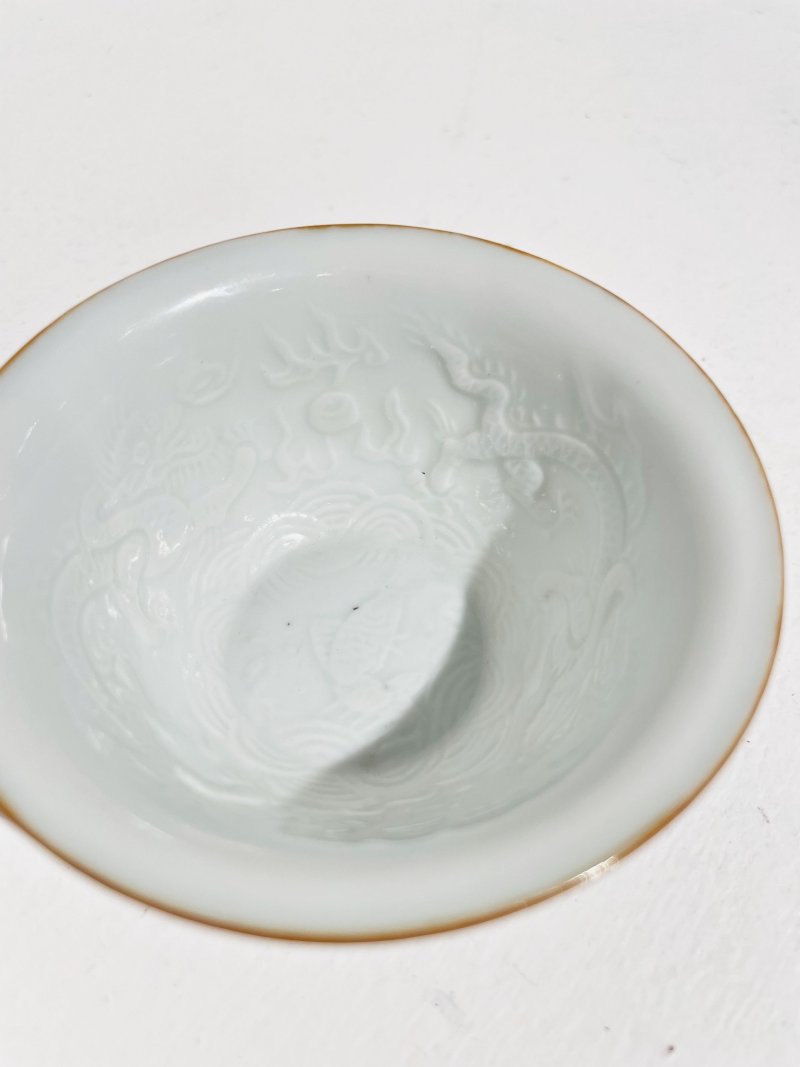 過渡時期 白釉模印鯉魚化龍紋杯 | A WHITE-GLAZED MOULDED 'DRAGON AND CARP' CUP - 图7
