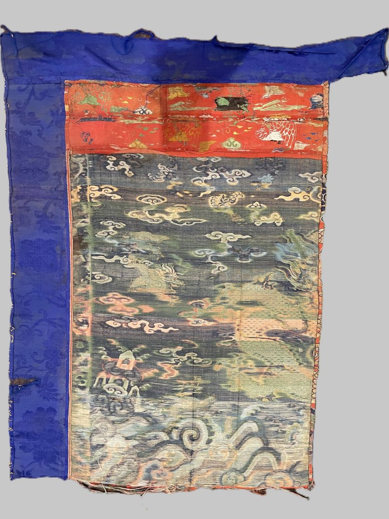 清中期 杏黃地織金妝花緞行龍紋片 | AN APRICOT GROUND 'DRAGON' BROCADE FRAGMENT - 图2