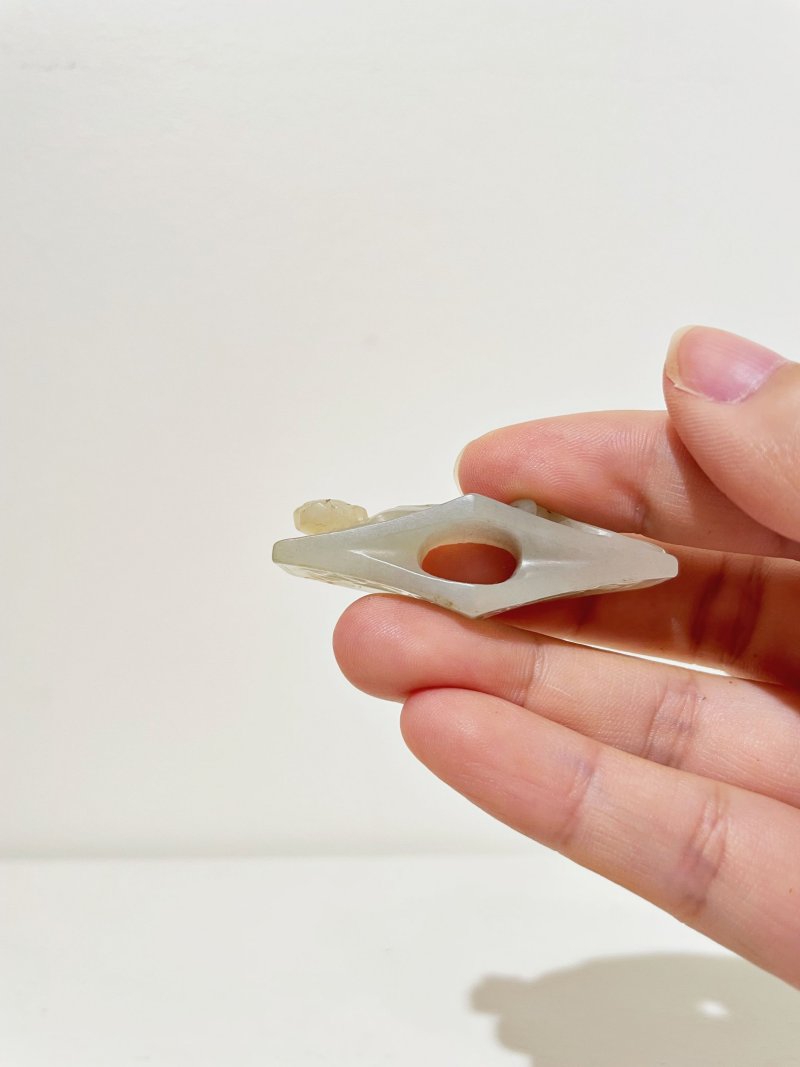 漢式 青白玉螭龍紋劍鐔 | A PALE CELADON JADE 'CHI DRAGON' SWORD GUARD - 图7
