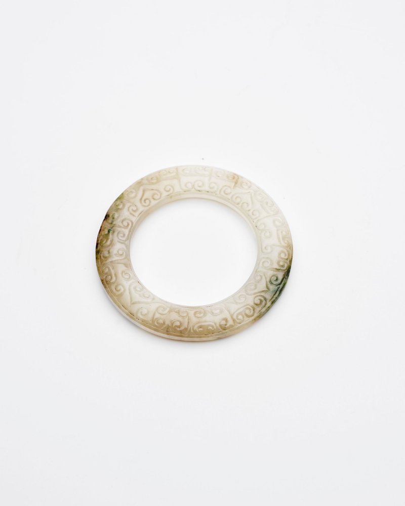 漢式 白玉卷雲紋環 | A WHITE JADE 'CLOUD' RING WITH RUSSET AND GREEN INCLUSIONS