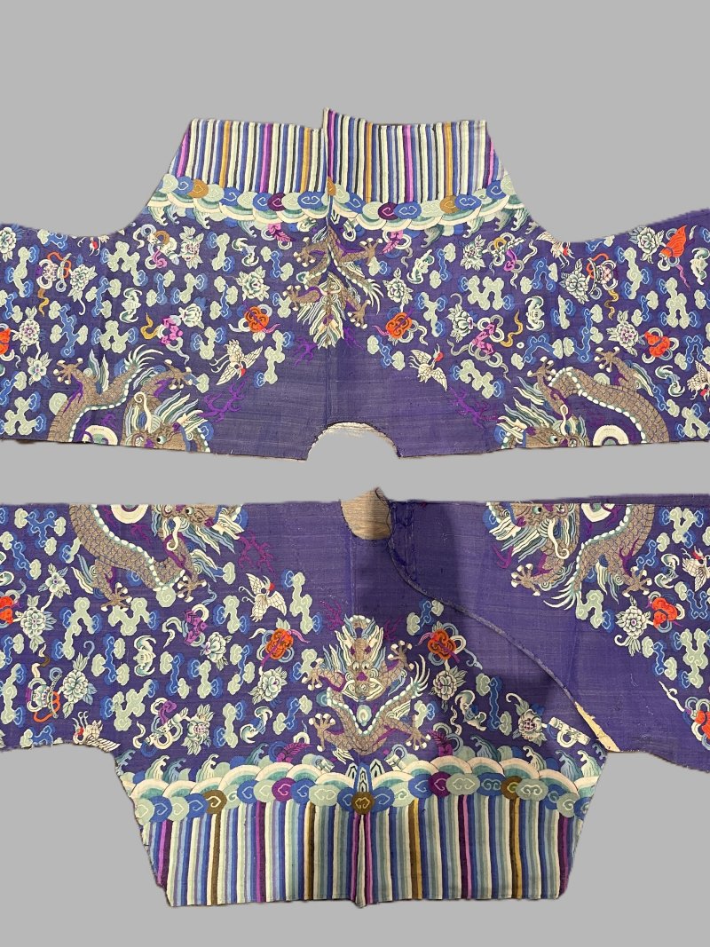 清光緒 藍地緙絲龍袍衣身、右衽殘片一組三件 | THREE FRAGMENTS OF A KESI 'DRAGON' ROBE - 图7