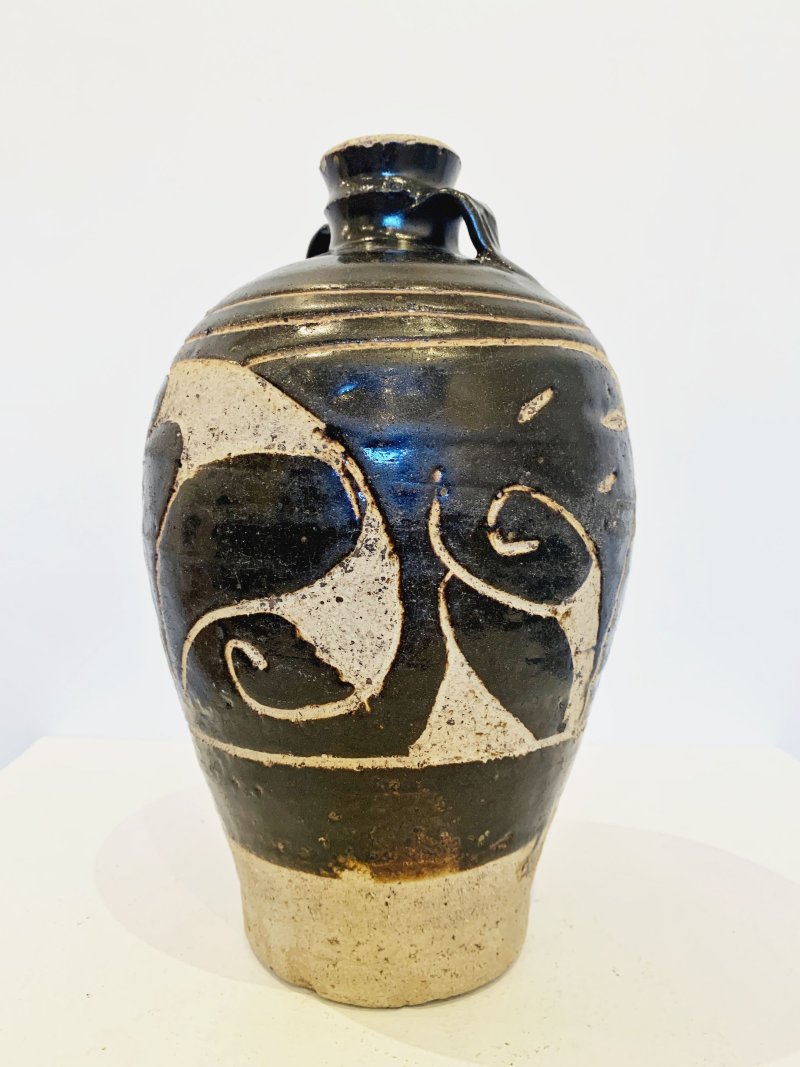 金/元 渾源窯黑釉剔刻卷草紋罐 | A CARVED CIZHOU OR HUNYUAN BLACK-GLAZED JAR - 图3