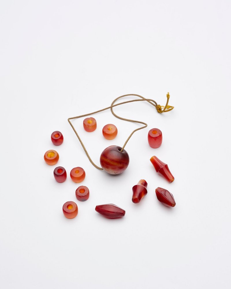 紅瑪瑙、玉髓串珠一組十四枚 | 14 AGATE AND CHALCEDONY BEADS