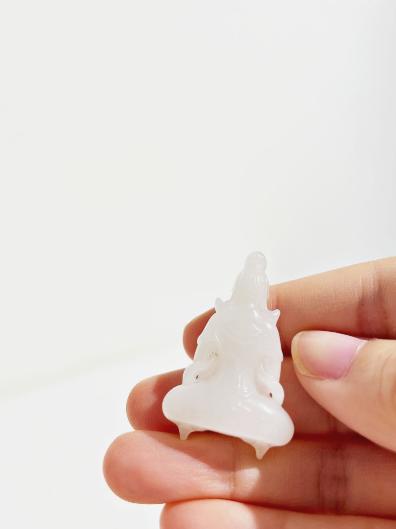 二十世紀 白玉菩薩小像、紅木蓮花座 | A SMALL WHITE JADE FIGURE OF BODHISATTVA - 图7