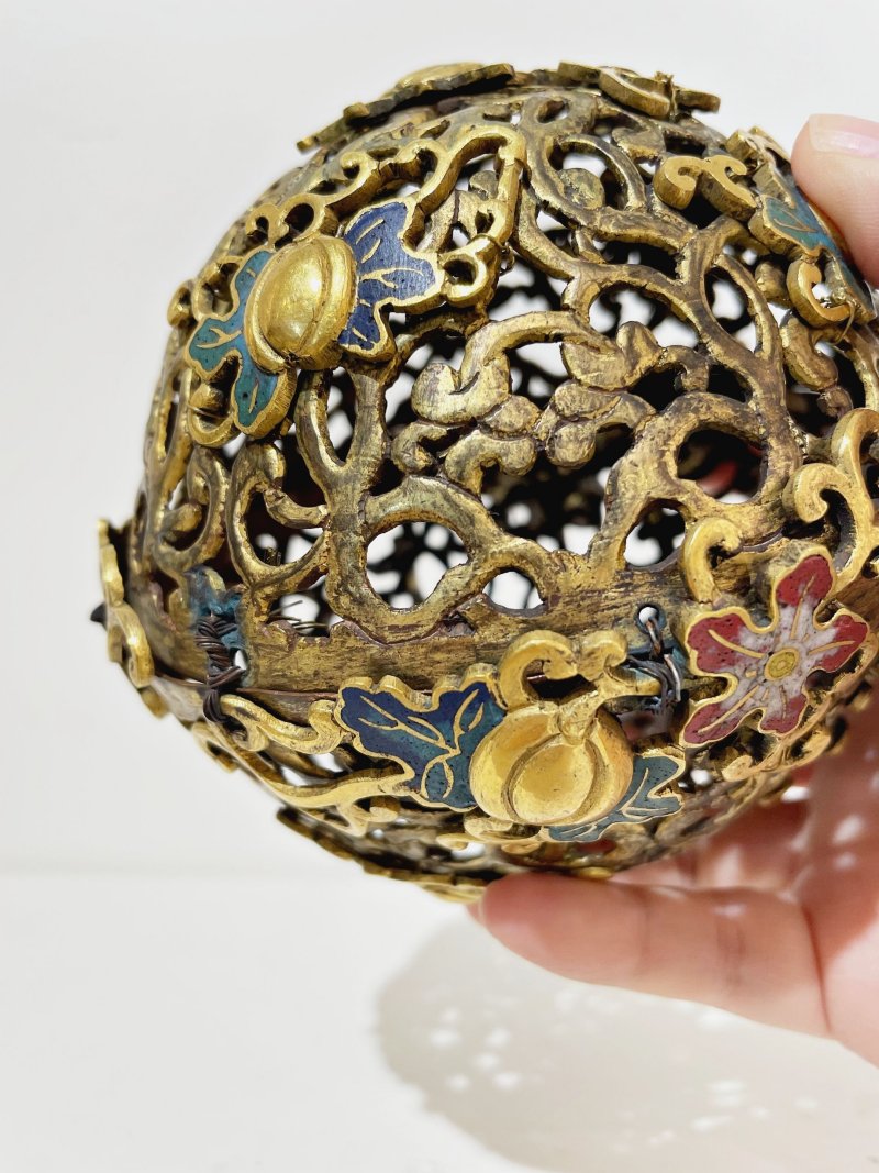 十八世紀 銅鎏金鏨胎琺琅瓜果紋香囊 | A CHINESE CHAMPLEVE-ENAMEL AND GILT COPPER SPHERICAL PERFUME HOLDER - 图2