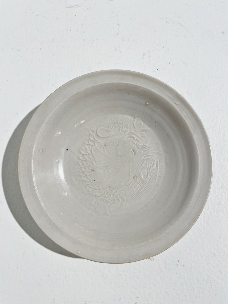 (或)明及其後 白釉碗五件、龍泉青釉碗一件 其中白釉卷草花卉紋碗，⌈大明弘治年製⌋青花楷書款 | FIVE WHITE-GLAZED BOWLS, AND A LONGQUAN CELADON BOWL - 图3