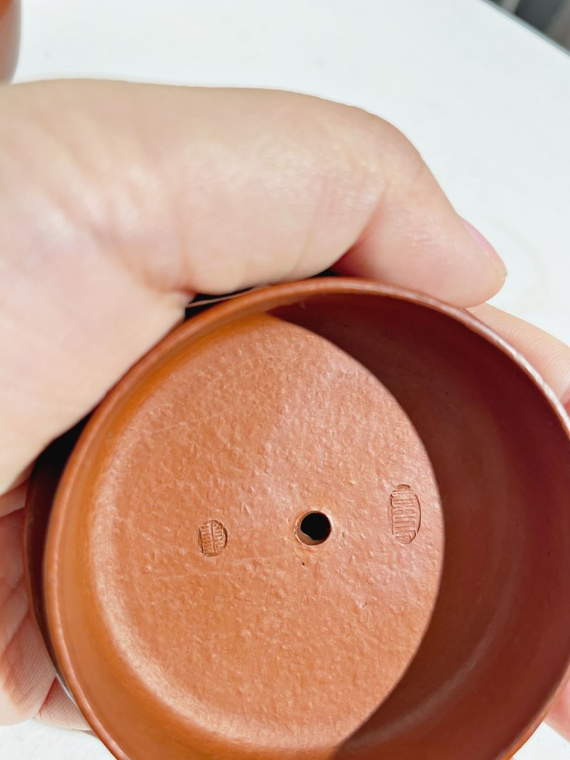 二十世紀 顧景舟（款） 宜興朱泥瑞獸鈕扁圓壺 | A YIXING TEAPOT - 图3