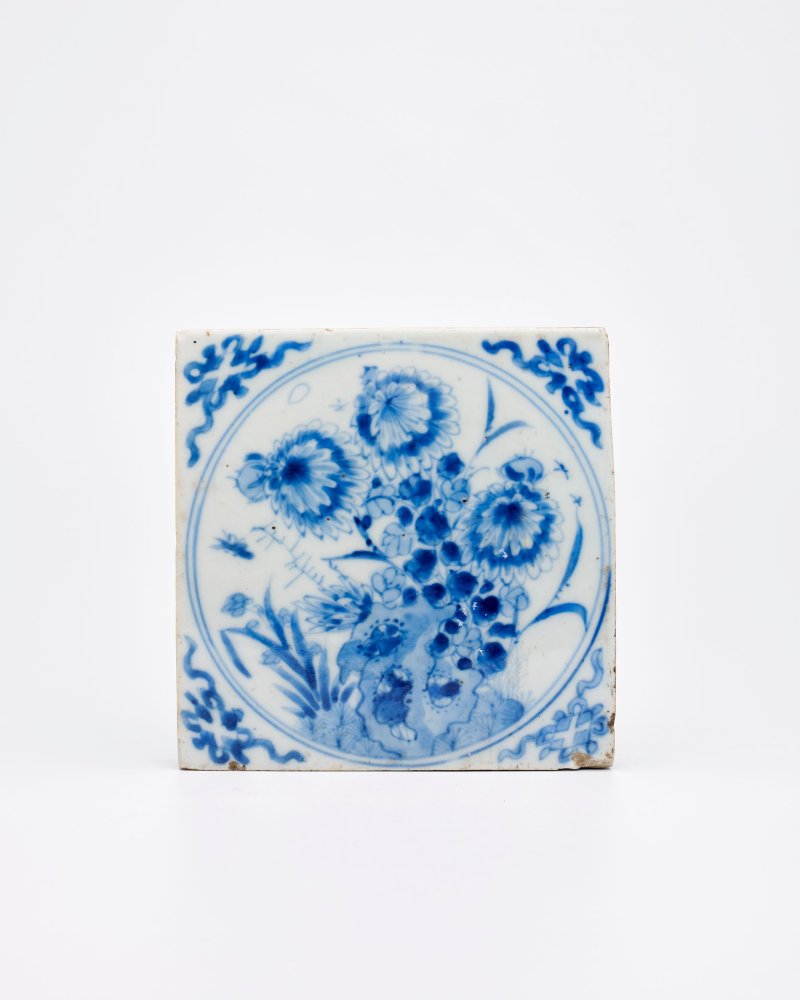 清十八世紀 青花洞石菊草紋方磚 | A BLUE AND WHITE 'CHRYSANTHEMUM' BRICK - 图1