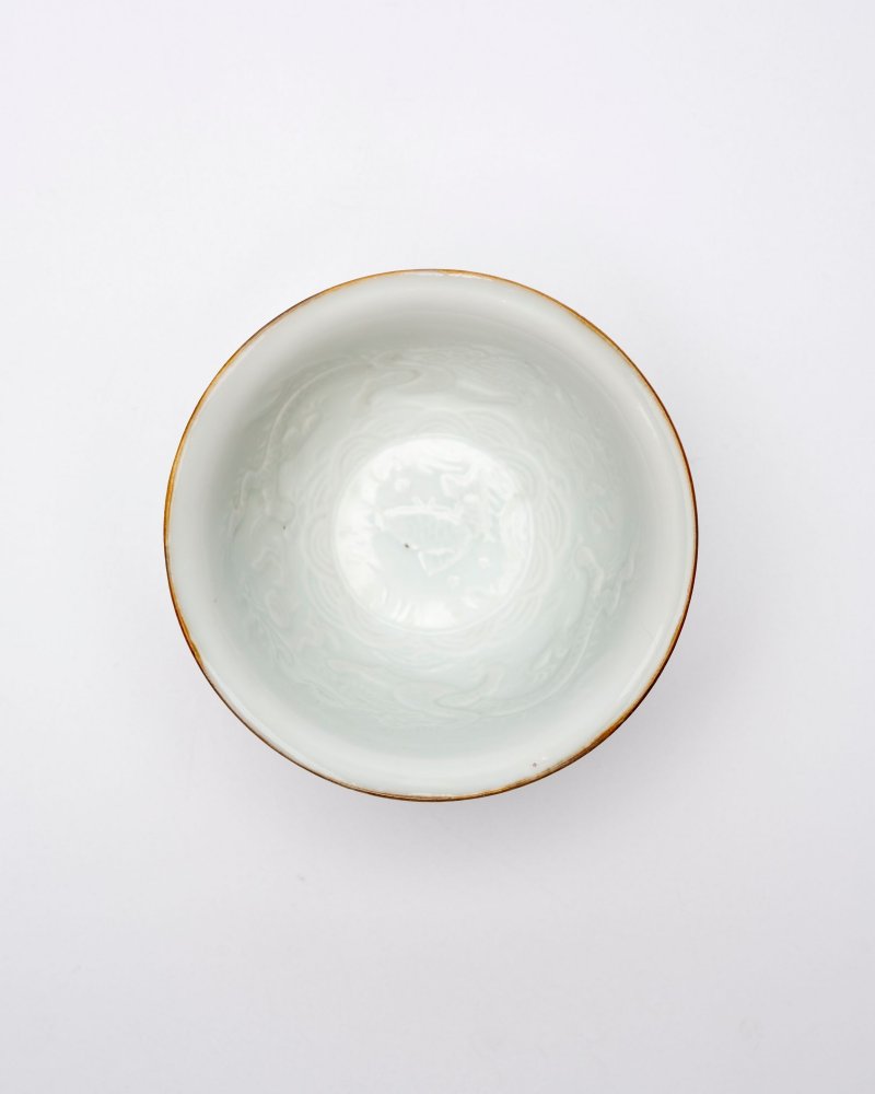 過渡時期 白釉模印鯉魚化龍紋杯 | A WHITE-GLAZED MOULDED 'DRAGON AND CARP' CUP - 图9