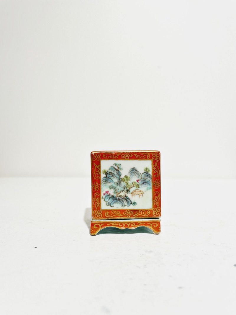 （或）民國 粉彩人物山水小方香薰 ⌈乾隆年製⌋礬紅篆書款 | A SMALL SQUARE FAMILLE ROSE 'FIGURES AND LANDSCAPE' INCENSE BURNER - 图7