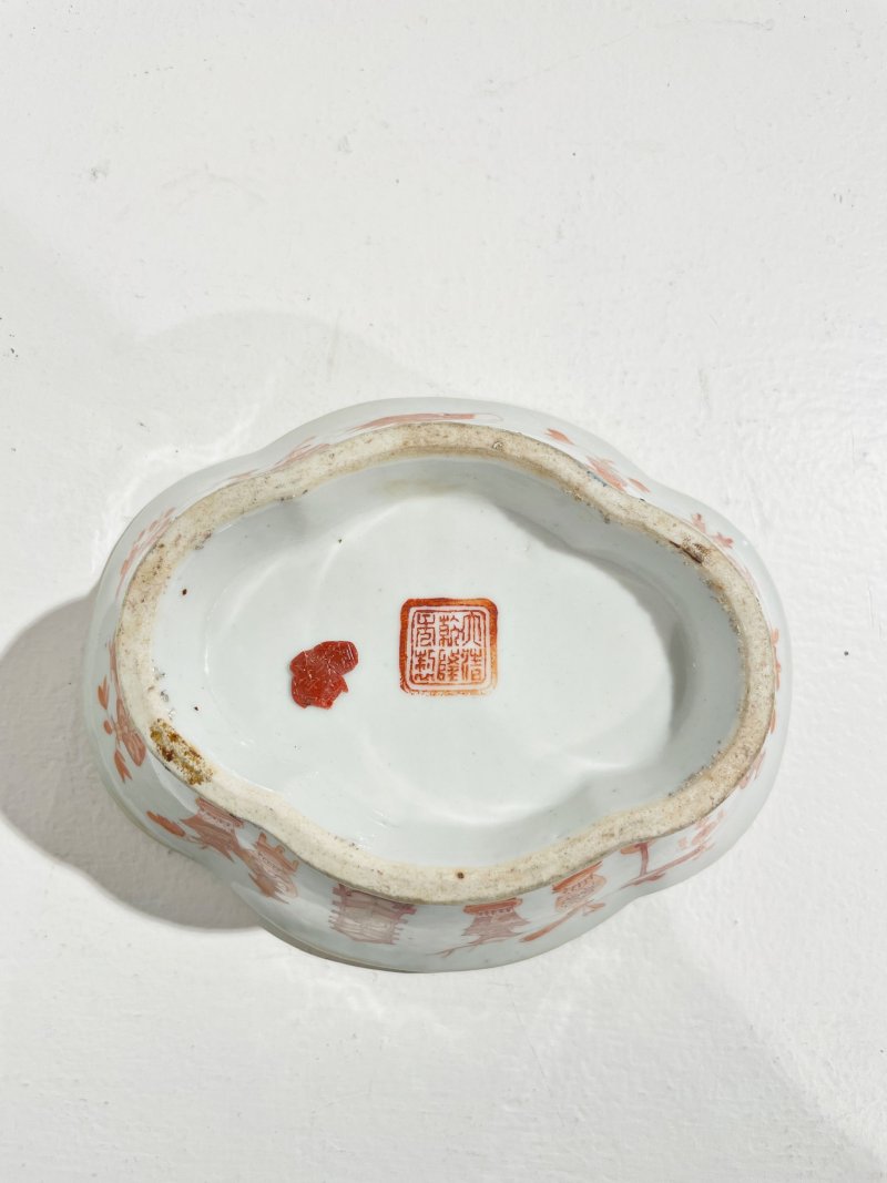 十九世紀 青花、釉上彩瓷器六件 乾隆、嘉慶、及盤長紋底款 | SIX POLYCHROME VESSELS - 图22