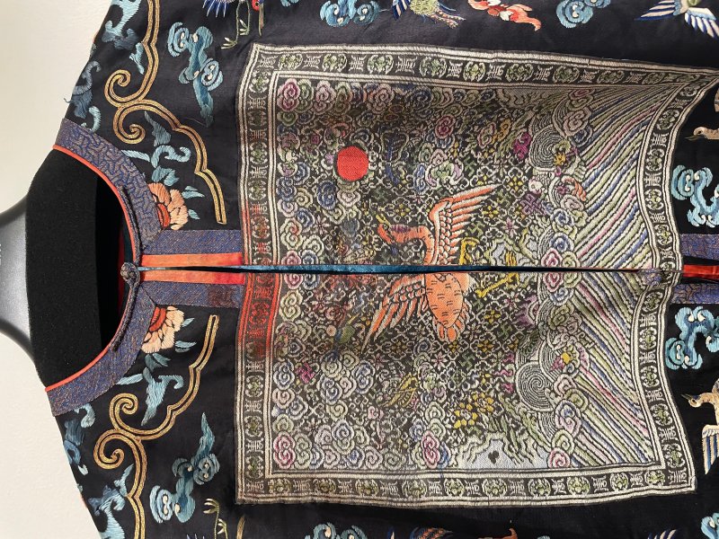 晚清 石青地綉金龍百鳥紋霞帔 織錦雲雁補（四品） | A WOMAN'S EMBROIDERED COURT VEST, XIAPEI - 图4
