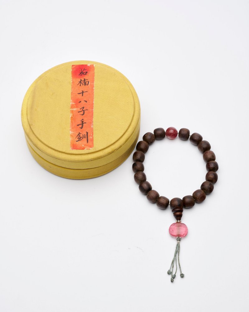 二十世紀 沉香木十八子手釧 草莓晶結珠，粉色玻璃墜 及盒，簽⌈茄楠十八子手釧⌋ | AN ALOESWOOD BEADED BRACELET - 图1