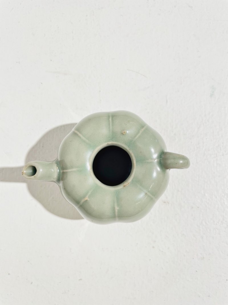 元 龍泉青釉瓜棱形水注 | A LONGQUAN CELADON-GLAZED MELON-SHAPED EWER - 图4