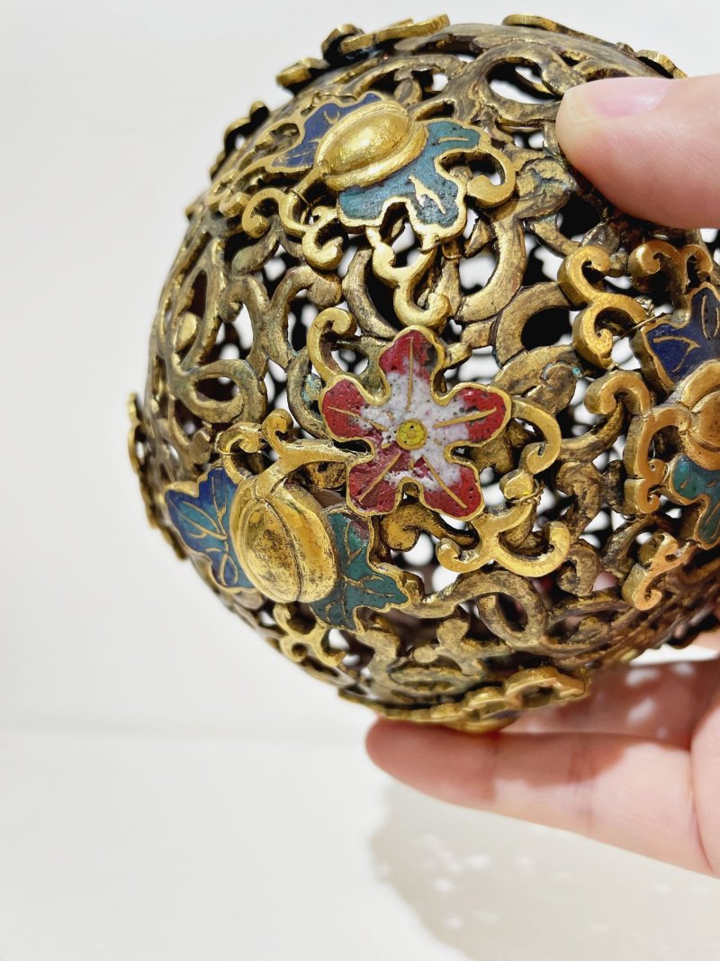 十八世紀 銅鎏金鏨胎琺琅瓜果紋香囊 | A CHINESE CHAMPLEVE-ENAMEL AND GILT COPPER SPHERICAL PERFUME HOLDER - 图3