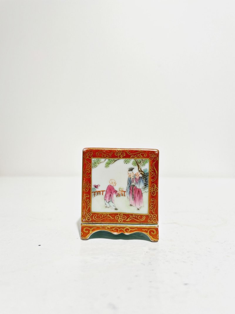 （或）民國 粉彩人物山水小方香薰 ⌈乾隆年製⌋礬紅篆書款 | A SMALL SQUARE FAMILLE ROSE 'FIGURES AND LANDSCAPE' INCENSE BURNER - 图8