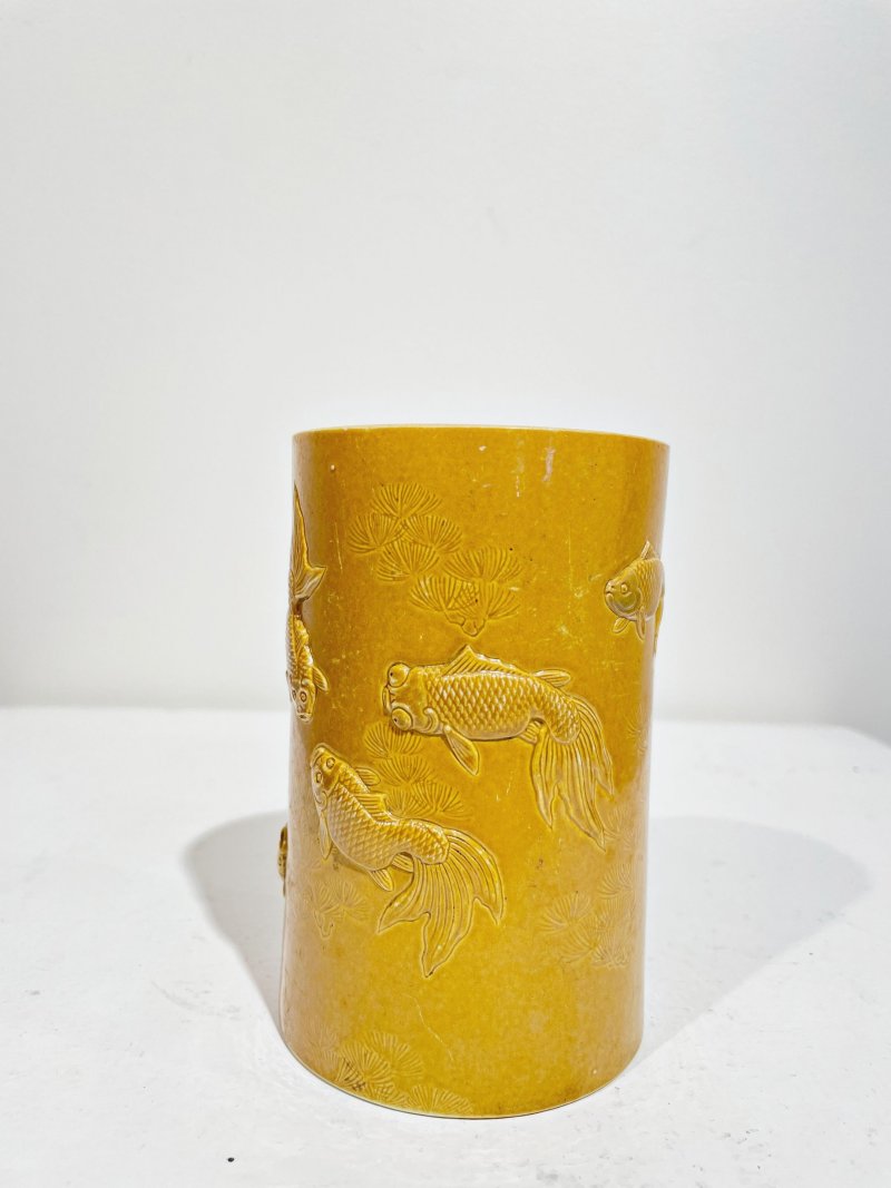 民國 黃釉素胎刻魚紋筆筒「山高水長」模印印章款 | A CARVED YELLOW-GLAZED BISCUIT 'FISH' BRUSH POT - 图8