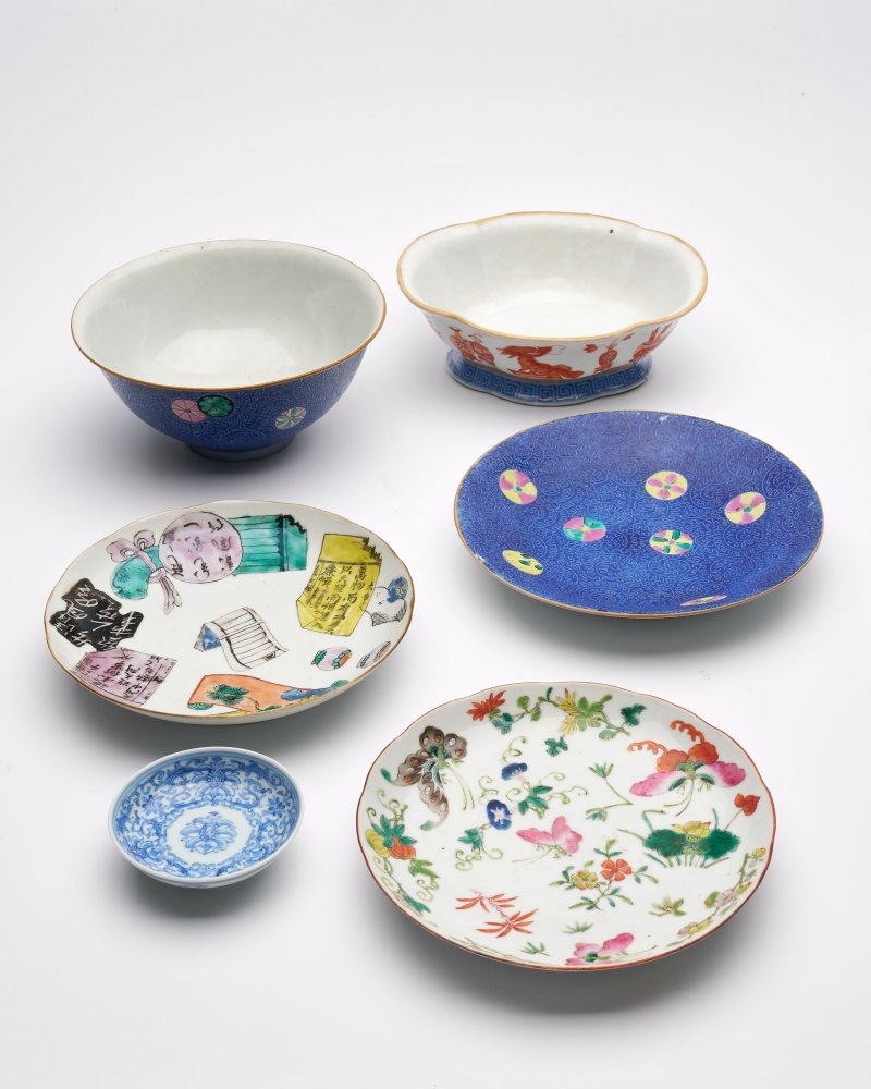 十九世紀 青花、釉上彩瓷器六件 乾隆、嘉慶、及盤長紋底款 | SIX POLYCHROME VESSELS