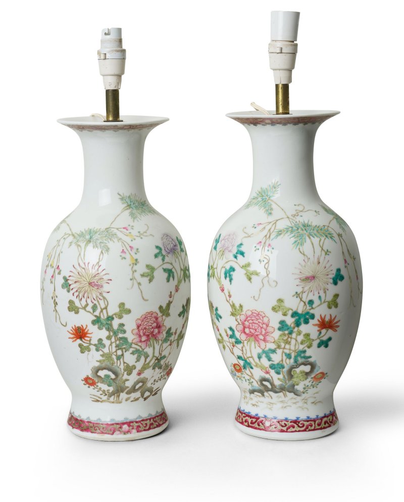 民國 粉彩菊石紋對瓶 ⌈洪憲年製⌋礬紅印章款 | A PAIR OF FAMILLE ROSE 'CHRYSANTHEMUM' VASES - 图1