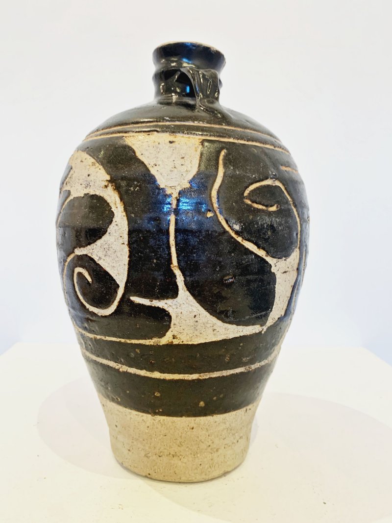 金/元 渾源窯黑釉剔刻卷草紋罐 | A CARVED CIZHOU OR HUNYUAN BLACK-GLAZED JAR - 图5