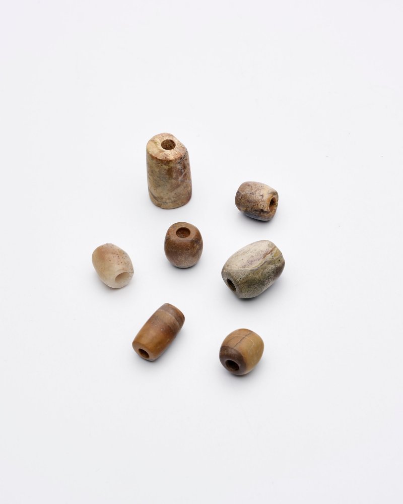 新石器時代式 玉、石串珠一組七枚 | SEVEN STONE AND JADE BEADS