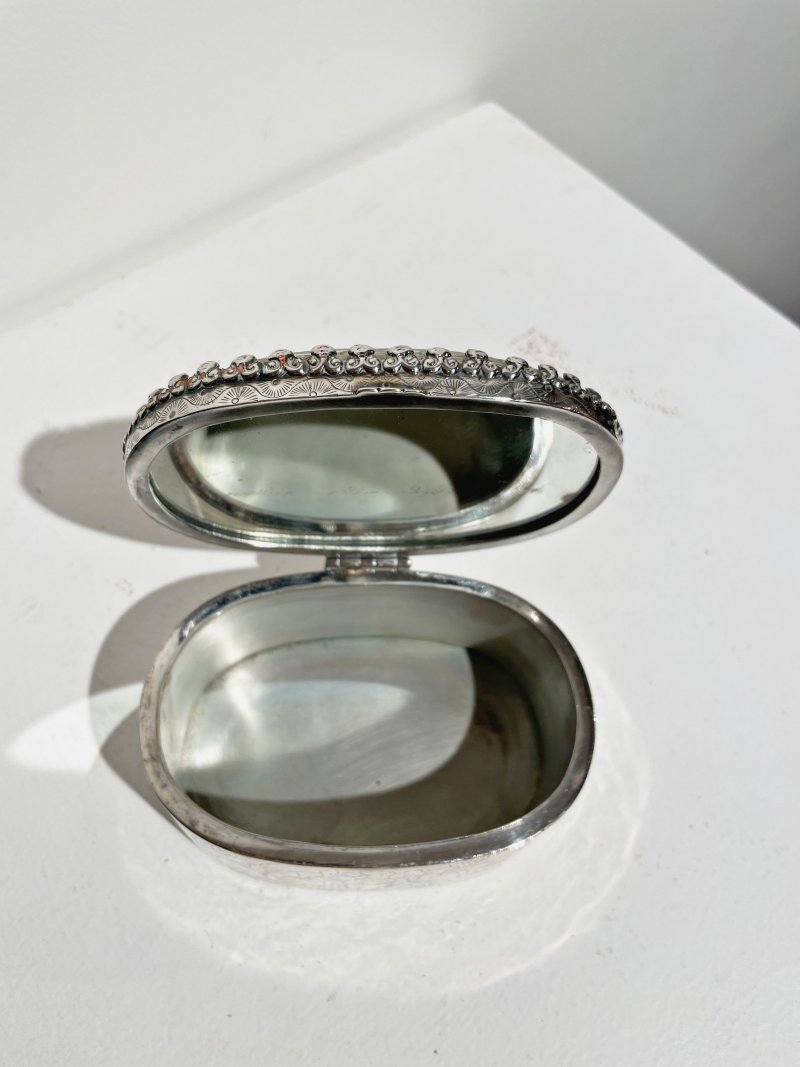傳承： | A CARVED JADE AND SILVER HAND MIRROR AND VANITY BOX - 图11