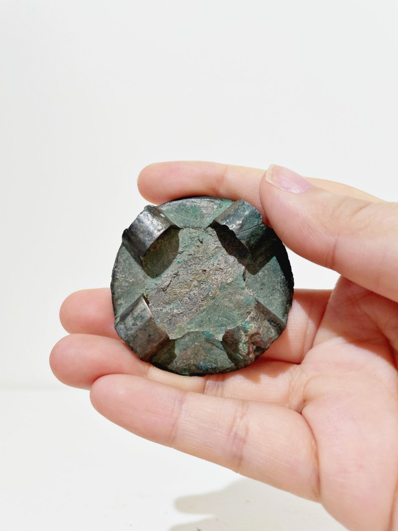 （或）漢 青銅雲雷竊曲紋節約（馬具）兩件 | TWO BRONZE CIRCULAR ACCESSORIES FOR A CARRIAGE - 图4