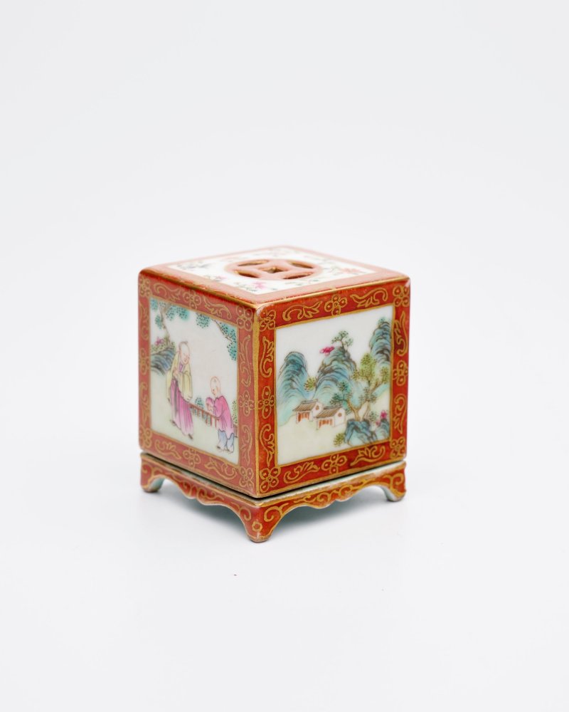 （或）民國 粉彩人物山水小方香薰 ⌈乾隆年製⌋礬紅篆書款 | A SMALL SQUARE FAMILLE ROSE 'FIGURES AND LANDSCAPE' INCENSE BURNER - 图9
