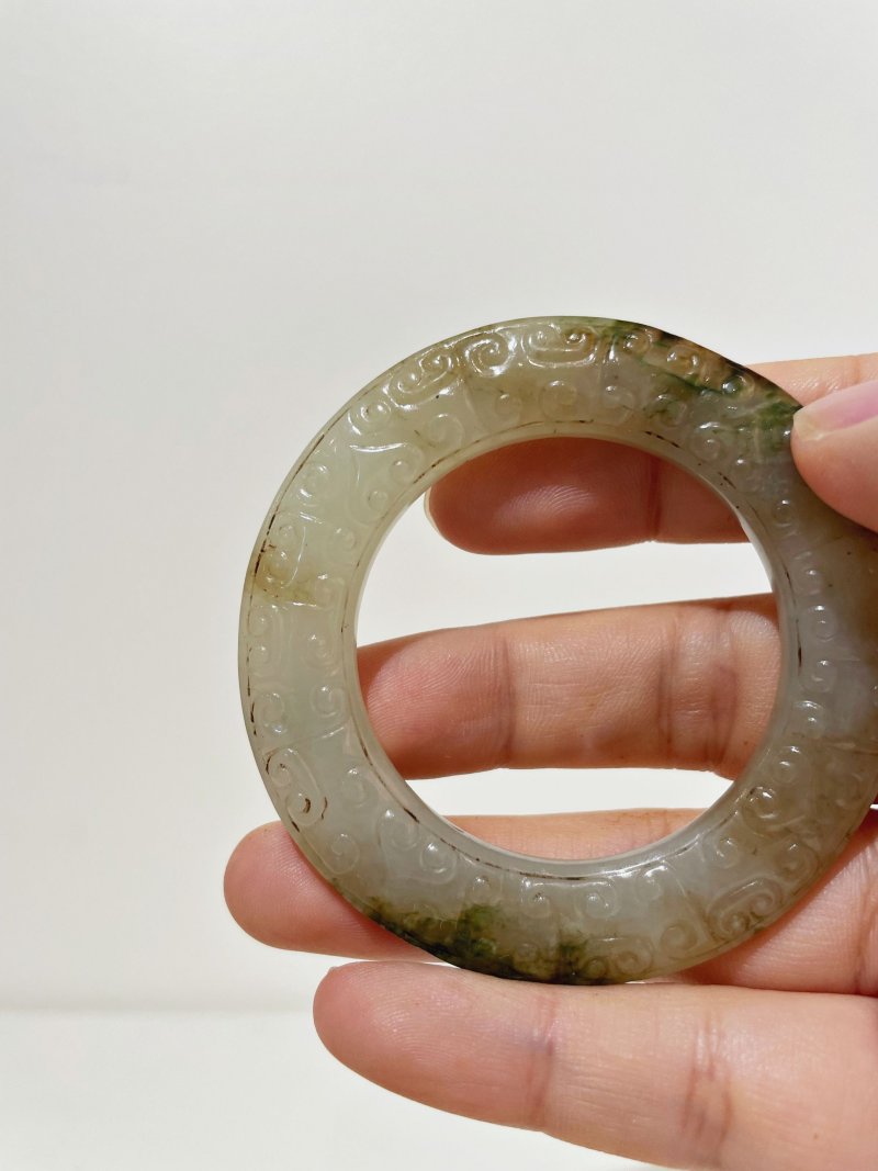 漢式 白玉卷雲紋環 | A WHITE JADE 'CLOUD' RING WITH RUSSET AND GREEN INCLUSIONS - 图4