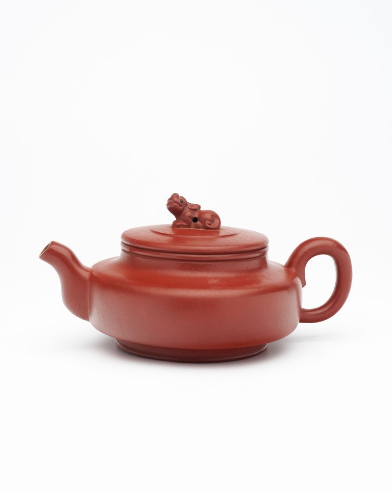 二十世紀 顧景舟（款） 宜興朱泥瑞獸鈕扁圓壺 | A YIXING TEAPOT - 图5