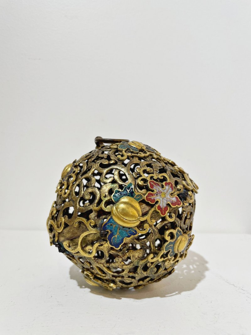 十八世紀 銅鎏金鏨胎琺琅瓜果紋香囊 | A CHINESE CHAMPLEVE-ENAMEL AND GILT COPPER SPHERICAL PERFUME HOLDER - 图4