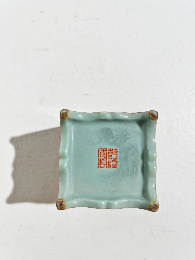 （或）民國 粉彩人物山水小方香薰 ⌈乾隆年製⌋礬紅篆書款 | A SMALL SQUARE FAMILLE ROSE 'FIGURES AND LANDSCAPE' INCENSE BURNER - 图10