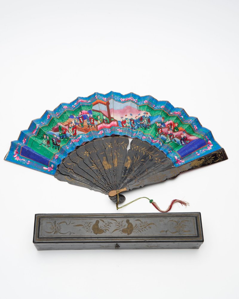 十九世紀中期 描金漆木彩繪紙本外銷扇 及描金黑漆木盒 | A PAINTED AND LACQUERED 'FIGURES' FAN - 图3