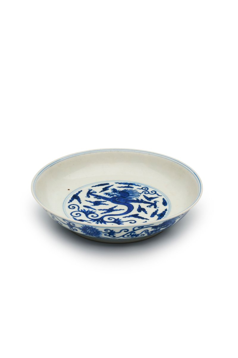 清嘉慶 青花龍紋盤 ⌈大清嘉慶年製⌋青花印章款 及錦盒，簽⌈清嘉慶官窯青花龍紋盤⌋ | A BLUE AND WHITE 'DRAGON' PLATE - 图3