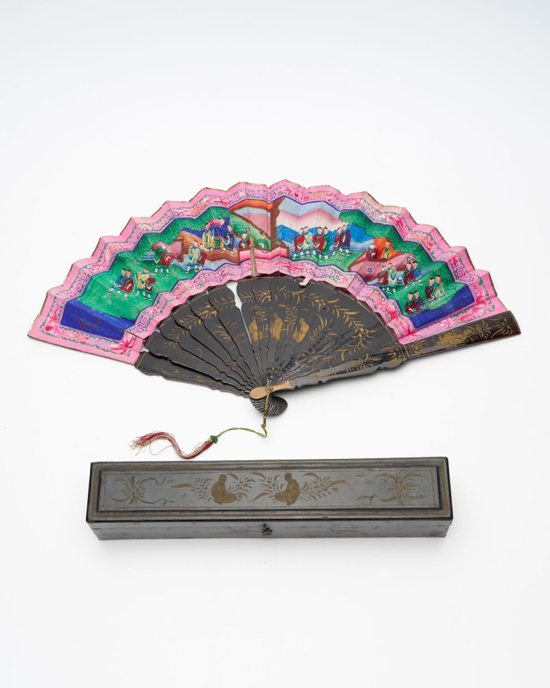 十九世紀中期 描金漆木彩繪紙本外銷扇 及描金黑漆木盒 | A PAINTED AND LACQUERED 'FIGURES' FAN - 图4