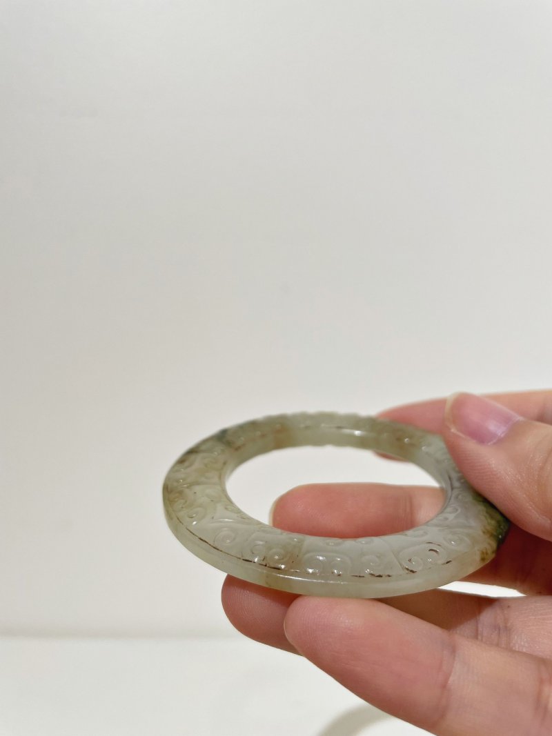 漢式 白玉卷雲紋環 | A WHITE JADE 'CLOUD' RING WITH RUSSET AND GREEN INCLUSIONS - 图6