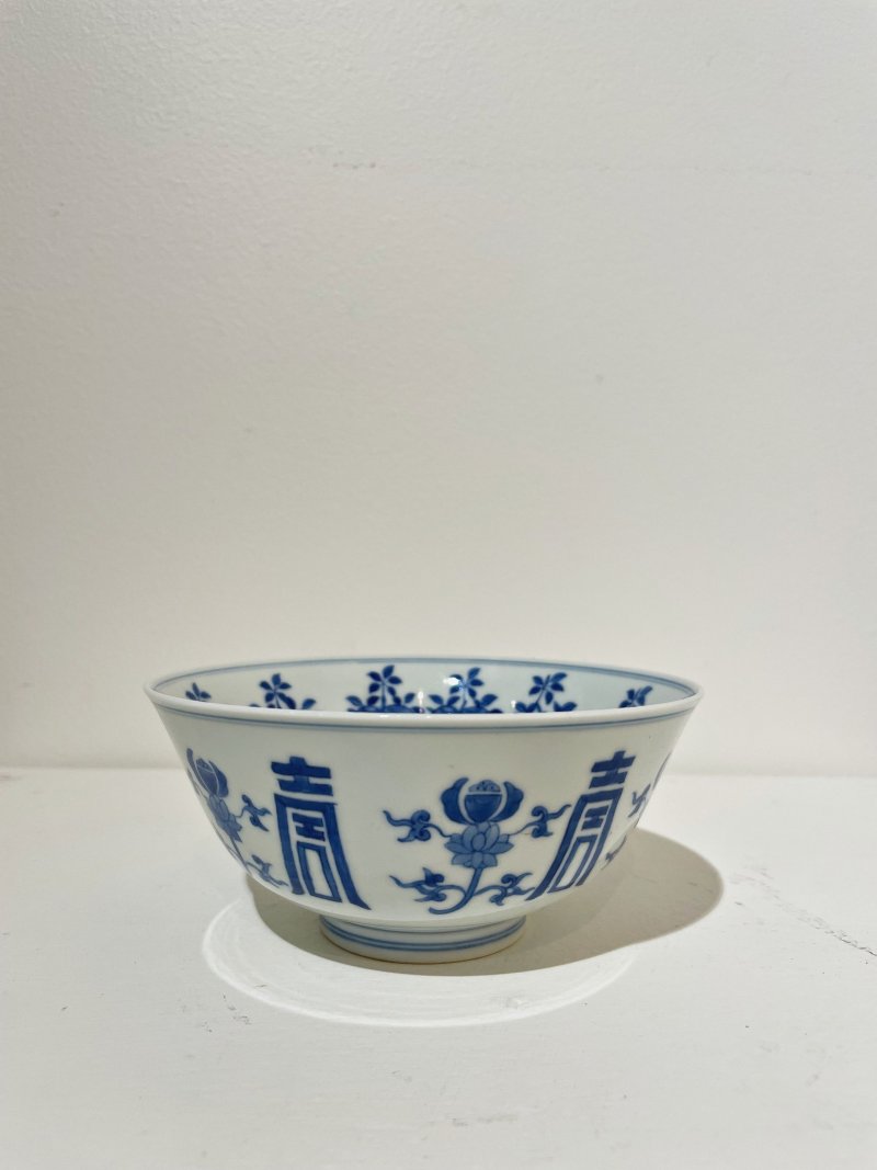 青花三多壽字紋碗 ⌈寳善齋製⌋底款 及盒 | A BLUE AND WHITE 'LOTUS AND SHOU' BOWL - 图10