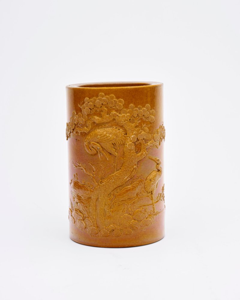 民國 黃釉素胎浮雕鶴紋筆筒 ⌈康熙年製⌋模印印章款 | A CARVED YELLOW-GLAZED BISCUIT 'CRANE' BRUSH POT - 图1