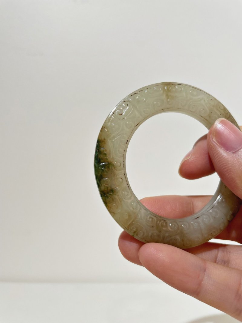 漢式 白玉卷雲紋環 | A WHITE JADE 'CLOUD' RING WITH RUSSET AND GREEN INCLUSIONS - 图7