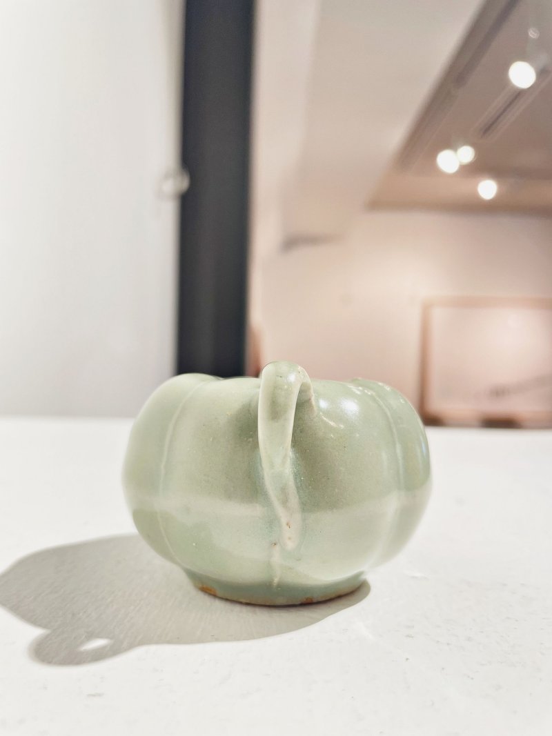 元 龍泉青釉瓜棱形水注 | A LONGQUAN CELADON-GLAZED MELON-SHAPED EWER - 图7