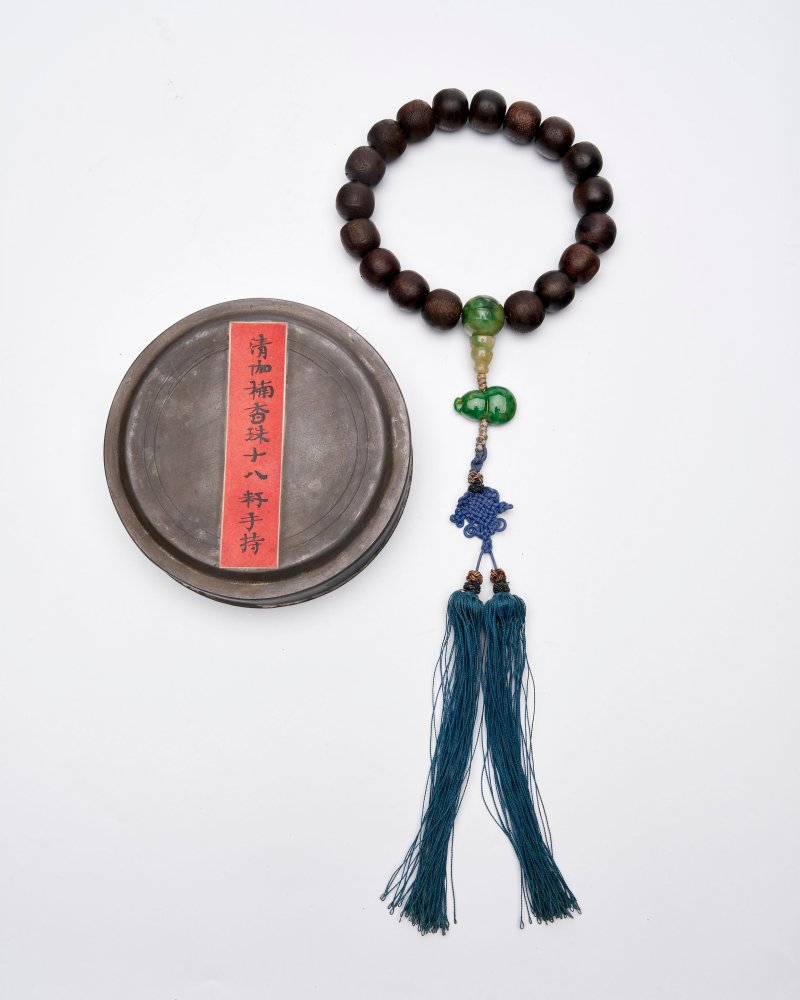 二十世紀 沉香木十八籽翡翠墜手持 錫盒⌈萬利店造⌋、⌈點銅⌋，簽⌈清迦南香珠十八籽手持⌋ | AN ALOESWOOD BEADED BRACELET - 图1
