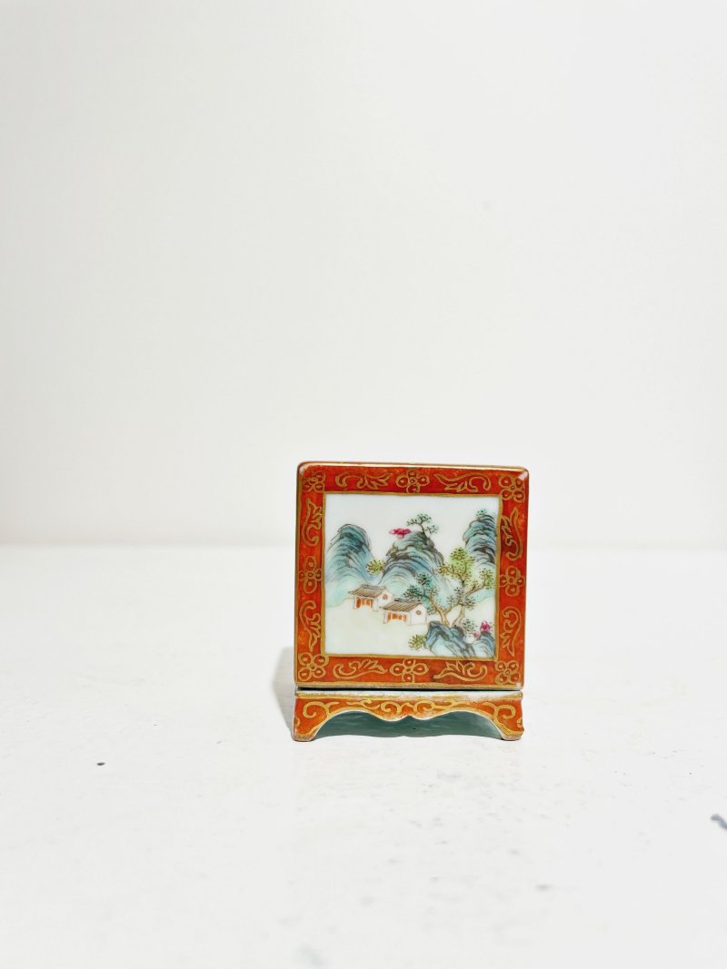 （或）民國 粉彩人物山水小方香薰 ⌈乾隆年製⌋礬紅篆書款 | A SMALL SQUARE FAMILLE ROSE 'FIGURES AND LANDSCAPE' INCENSE BURNER - 图13