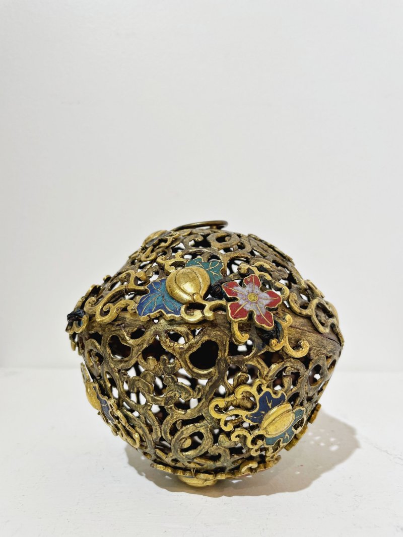 十八世紀 銅鎏金鏨胎琺琅瓜果紋香囊 | A CHINESE CHAMPLEVE-ENAMEL AND GILT COPPER SPHERICAL PERFUME HOLDER - 图6