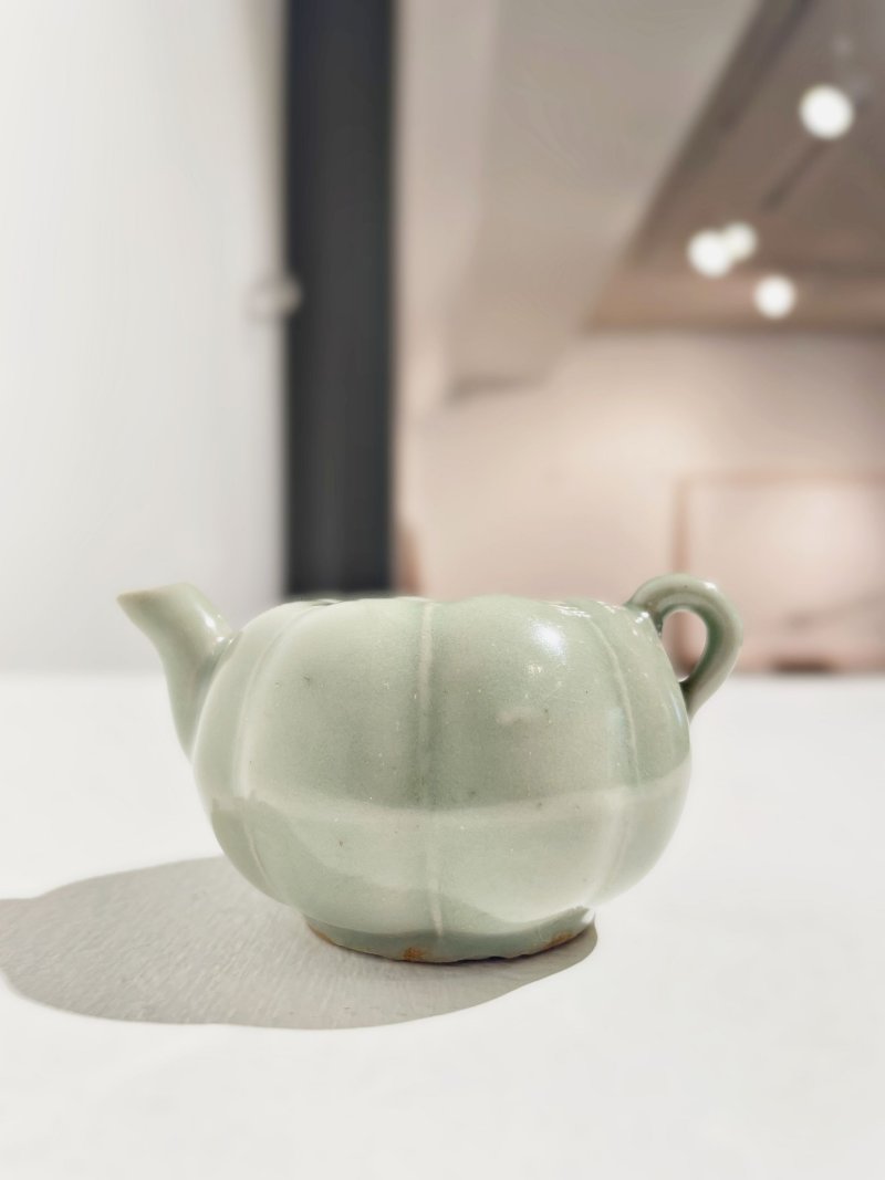 元 龍泉青釉瓜棱形水注 | A LONGQUAN CELADON-GLAZED MELON-SHAPED EWER - 图8