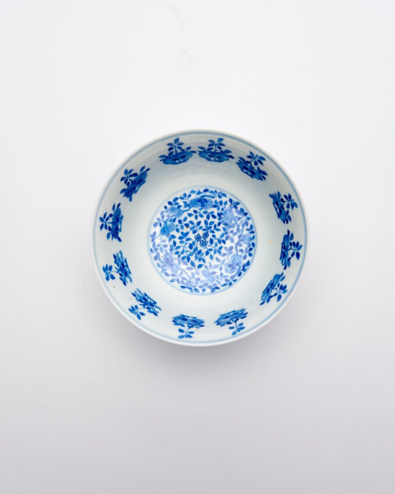 青花三多壽字紋碗 ⌈寳善齋製⌋底款 及盒 | A BLUE AND WHITE 'LOTUS AND SHOU' BOWL - 图12