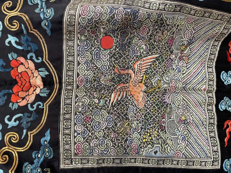 晚清 石青地綉金龍百鳥紋霞帔 織錦雲雁補（四品） | A WOMAN'S EMBROIDERED COURT VEST, XIAPEI - 图7