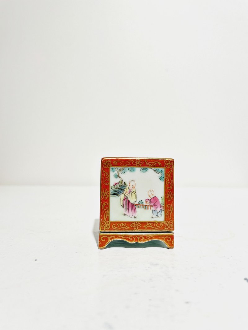 （或）民國 粉彩人物山水小方香薰 ⌈乾隆年製⌋礬紅篆書款 | A SMALL SQUARE FAMILLE ROSE 'FIGURES AND LANDSCAPE' INCENSE BURNER - 图14